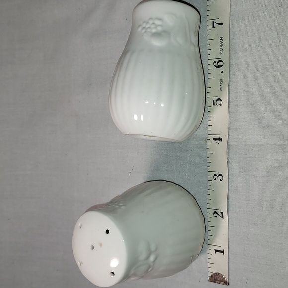 Vintage Set of Two Salt & Pepper Shakers - Picture 2 of 9